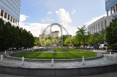 城市廣場鏡面鏤空圓環(huán)不銹鋼雕塑定制